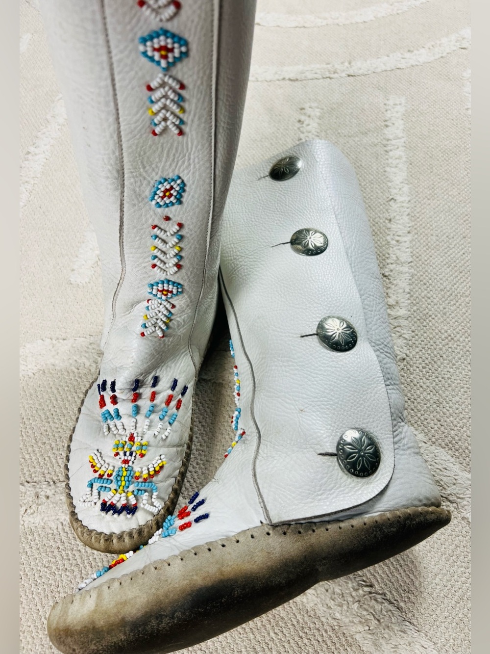 Vintage 70s Taos Beaded White Leather Moccasin Boots – 7